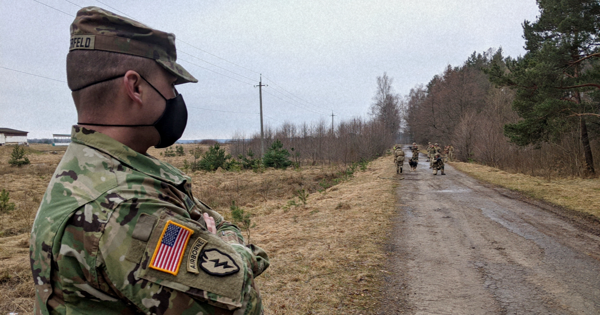 US soldier watches Ukrainian soldiers train in Ukraine